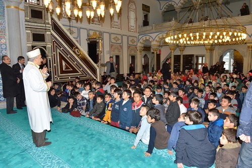 Bilgi Evi rencileri ilk namazlarn Beylerbeyi camii'nde kld