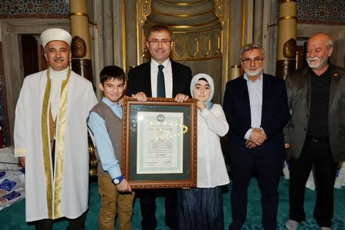 Bilgi Evi rencileri ilk namazlarn Beylerbeyi camii'nde kld