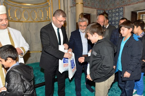 Bilgi Evi rencileri ilk namazlarn Beylerbeyi camii'nde kld