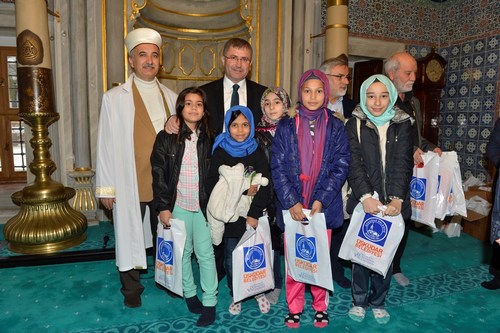 skdar Belediyesi Bilgi Evleri'nde yetien 300 ocuk ilk namazlarn Beylerbeyi Hamid-i Evvel camisinde kld.