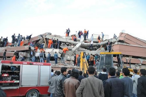 Van'da meydana gelen 7.2 byklndeki depremden kareler