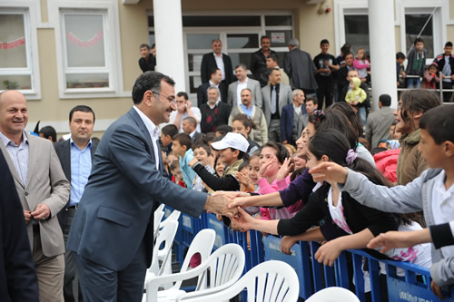 Kadir Topba, Yavuztrk Mahalle enlikleri'ne katld