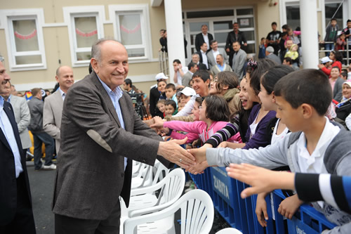 Kadir Topba, Yavuztrk Mahalle enlikleri'ne katld