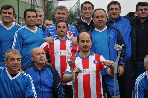 skdar Belediyesi'nin oluturduu hretler takm, stanbul Engelliler Spor Kulb Ampte Futbol takm ile gsteri manda bulutu.