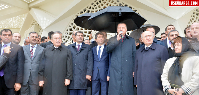 Altunizade Camii dualarla ibadete ald