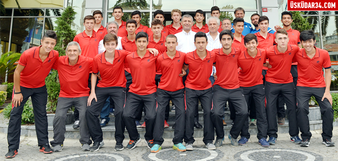 Başkan Türkmen'den genç futbolculara birer kese altın