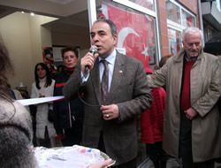 CHP skdar'da 2 temsilcilik brosu daha at