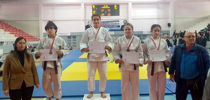 Esmenur Haman, Judo'da Üsküdar'a Altın Madalya kazandırdı
