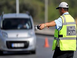 Gnll vatandalara trafik polislii yolu alyor