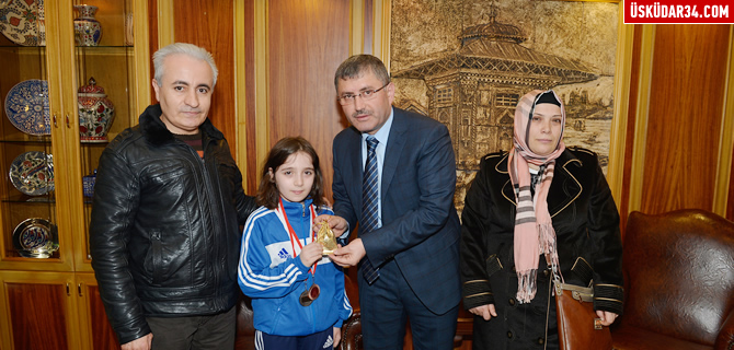 Hilmi Türkmen'den Üsküdar'ın Minik Şampiyonlarına birer kese altın