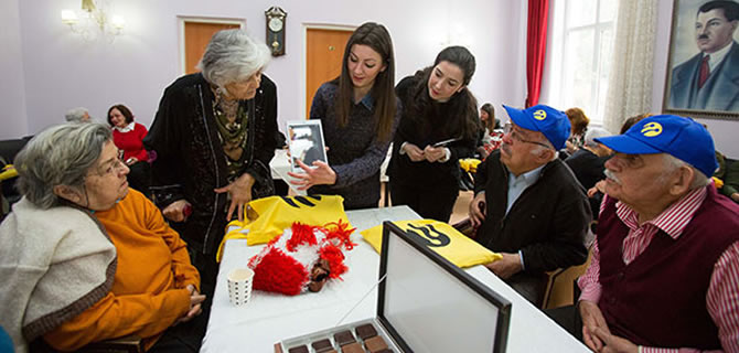 Huzurevi sakinleri teknolojiyle bulutu