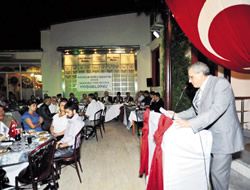 Kuzguncuk'da Sinagog bahesinde iftar