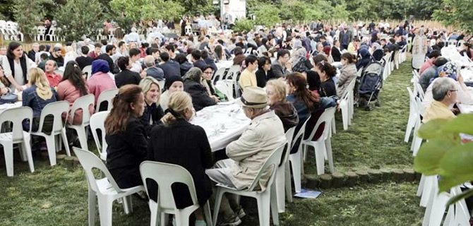 Kuzguncuk'ta eyrek asrlk kardelik iftar