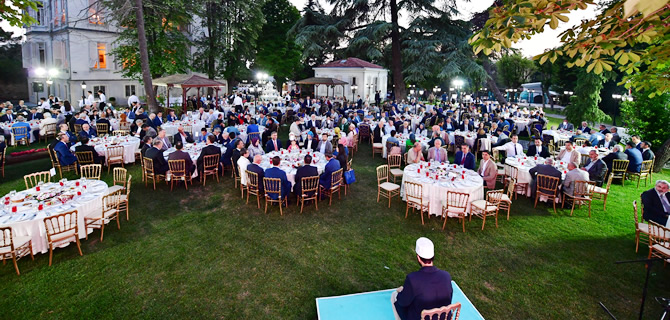 Siyaset, sanat, spor ve eitim camiasn skdar'da buluturan iftar