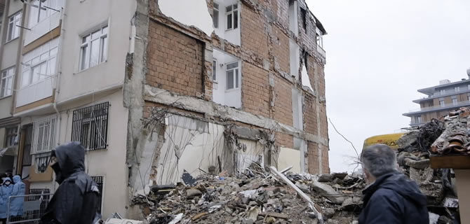 Üsküdar'da 5 katlı binada patlama meydana geldi