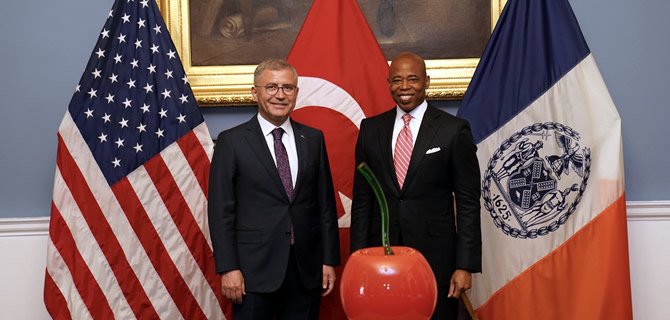 Hilmi Türkmen'den New York Belediye Başkanı Eric Adams'a ziyaret