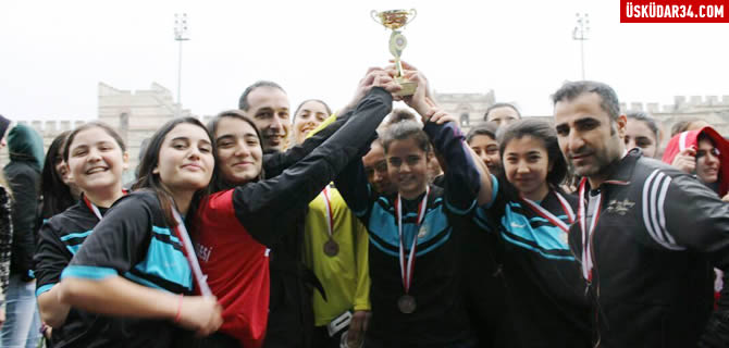 Üsküdar İMKB kız futbol takımı İstanbul 3.'sü oldu