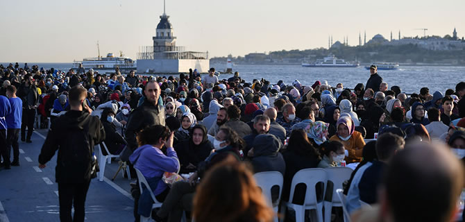 skdar'dan Harem'e 2 kilometrelik iftar sofras