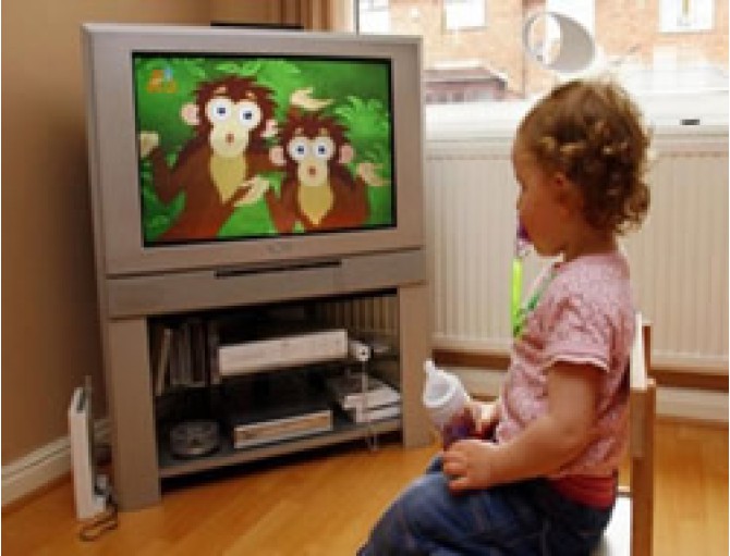 Çocuklar günde 2 saat TV izliyor