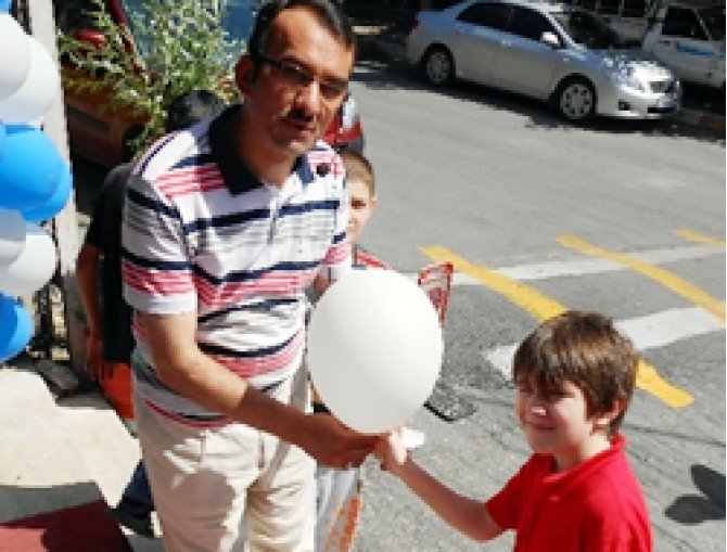 Çocuklar Kur'an kursunda balonlarla karşılandı