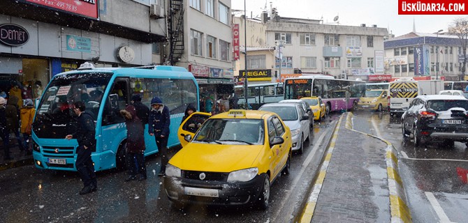 Üsküdar'da trafiği kilitleyen ''Hor Hor'' minibüs durağı taşınıyor