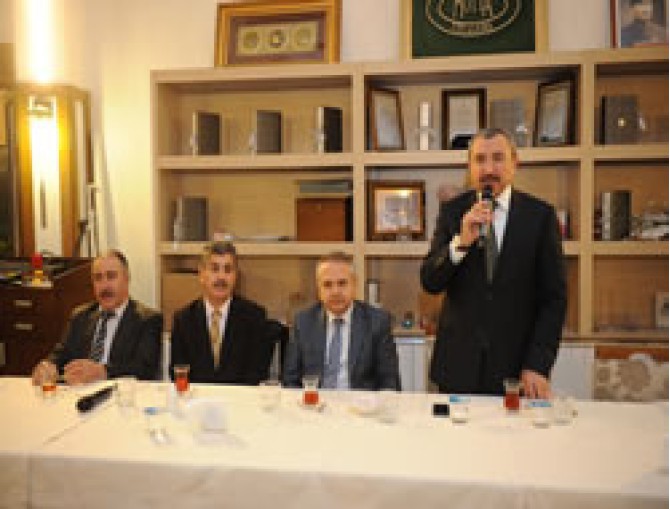 Sancaktepe Belediye Başkanı İsmail Erdem din görevlileriyle birlikte...