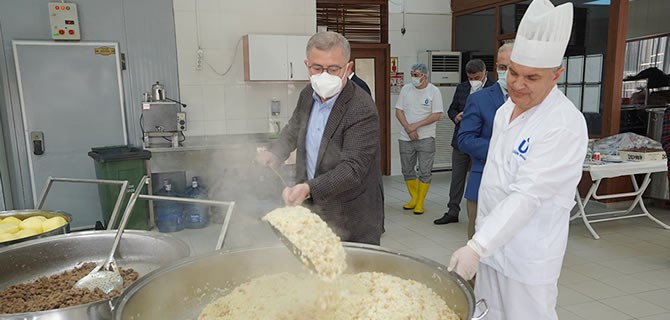 Üsküdar Aşevleri Ramazan ayında 30 bin kişiye sıcak yemek pişiriyor