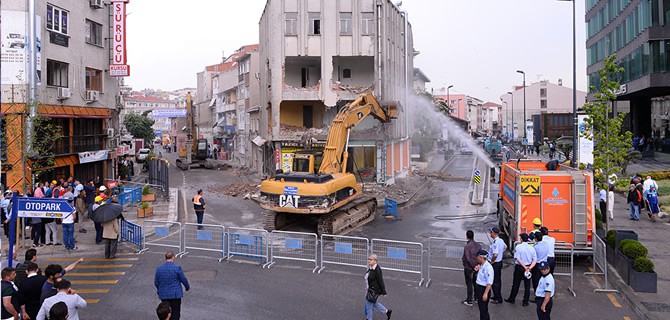 Üsküdar Belediye Binası önünde meydan çalışmaları başladı