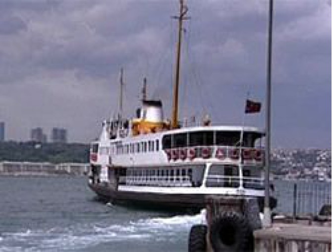 Karaköy'de iki gemi birbirine sürtündü!