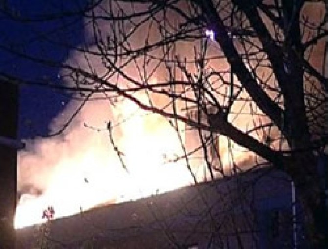 Üsküdar'da bir binanın çatısı alev alev yandı