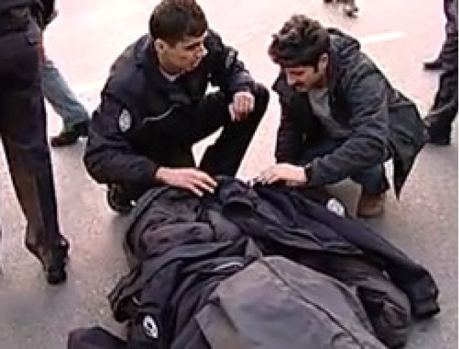 Üsküdar'da dikkatsiz sürücü polise çarptı