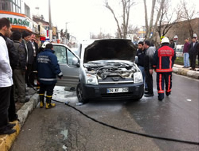 Üsküdar'da araç yandı!